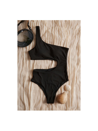 Бански костюм цял с едно рамо изрязан Черно