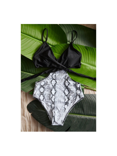 Цял бански с  разкроена част Бяло