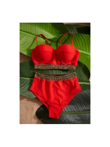 Бански бикини с бюстие и обикновени бикини с плетени златни детайли Червено