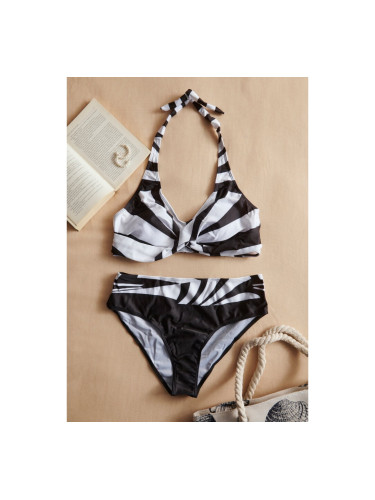 Бикини размер макси с триъгълна горна част и обикновени бикини Черно и бяло