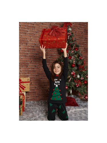 Детска коледна пижама с елхи и лого Черно