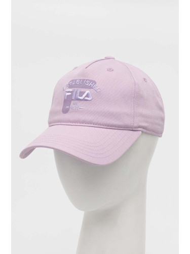 Памучна шапка с козирка Fila в лилаво с апликация