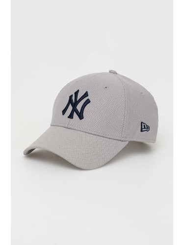 Шапка с козирка New Era в сиво с апликация NEW YORK YANKEES