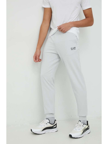 Памучен спортен панталон EA7 Emporio Armani в сиво с изчистен дизайн