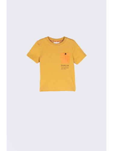 Детска памучна тениска Coccodrillo в жълто с принт