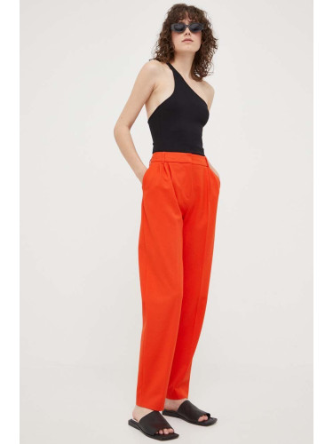 Панталон Samsoe Samsoe в оранжево със стандартна кройка, с висока талия