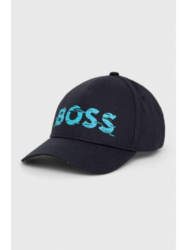 Памучна шапка с козирка BOSS BOSS GREEN в синьо с принт
