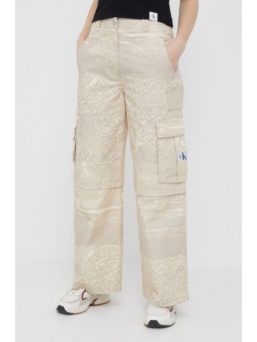 Памучен панталон Calvin Klein Jeans в бежово с широка каройка, с висока талия