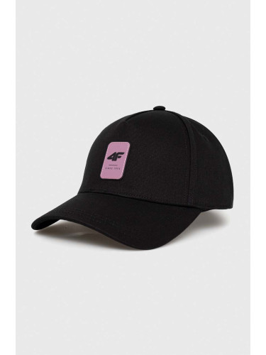 Памучна шапка с козирка 4F в черно с апликация