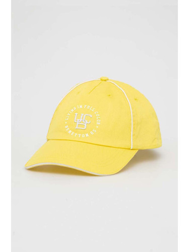 Памучна шапка с козирка United Colors of Benetton в жълто с апликация
