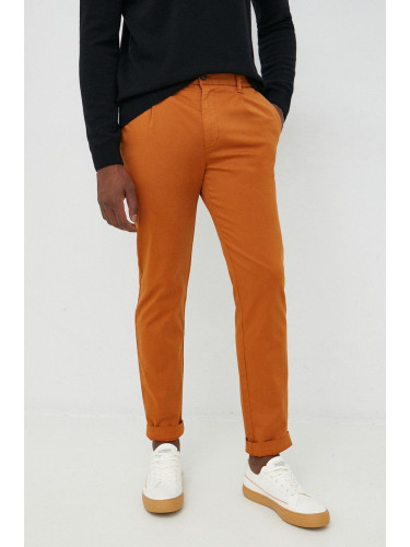 Панталони United Colors of Benetton в оранжево със стандартна кройка