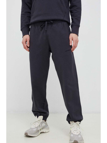 Памучен спортен панталон New Balance в сиво с изчистен дизайн