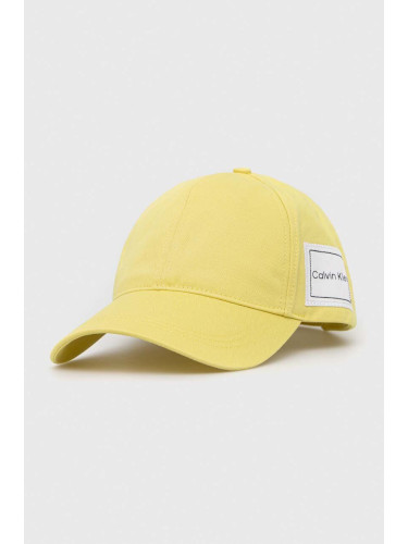 Памучна шапка с козирка Calvin Klein в жълто с апликация