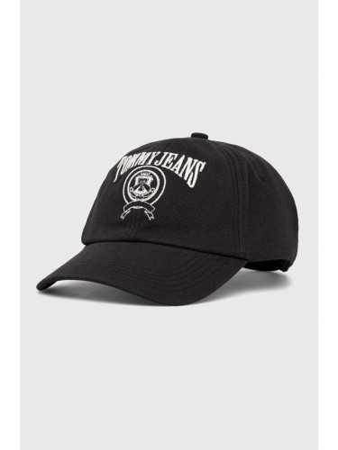 Памучна шапка с козирка Tommy Jeans в черно с апликация