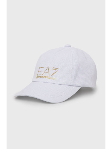Памучна шапка EA7 Emporio Armani в бяло с апликация