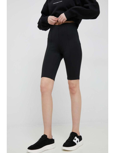 Къс панталон Calvin Klein в черно с изчистен дизайн със стандартна талия