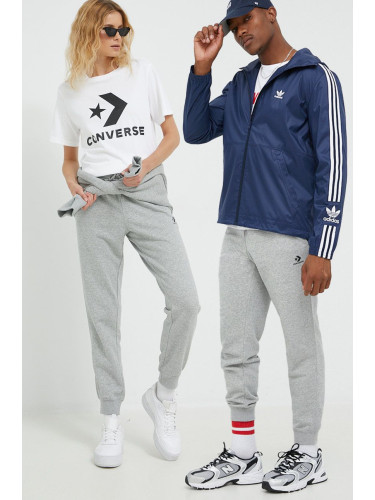 Спортен панталон Converse в сиво с апликация