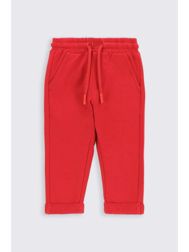 Бебешки спортен панталон Coccodrillo в червено с изчистен дизайн