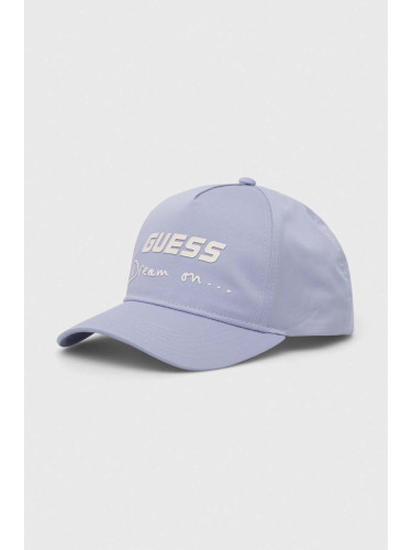 Памучна шапка с козирка Guess в синьо с апликация