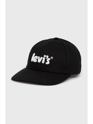 Памучна шапка Levi's в черно с апликация
