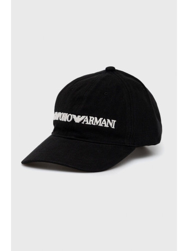 Памучна шапка Emporio Armani в черно с апликация