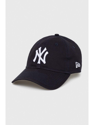 Памучна шапка с козирка New Era в тъмносиньо с апликация NEW YORK YANKEES