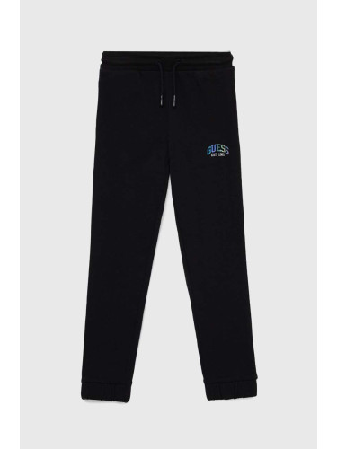 Детски памучен спортен панталон Guess в черно с изчистен дизайн