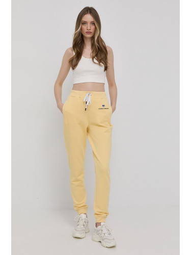 Памучен панталон Chiara Ferragni дамско в жълто с апликация