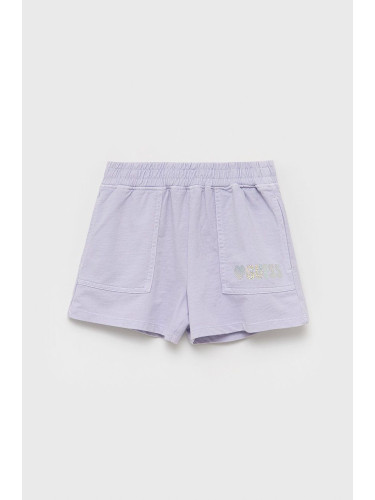 Детски памучен къс панталон Guess в лилаво с принт