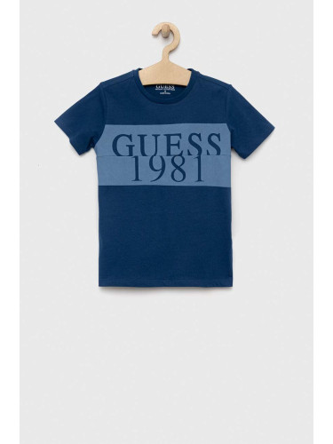 Детска памучна тениска Guess в синьо с принт