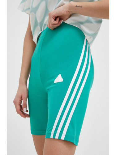 Къс панталон adidas в зелено с апликация с висока талия