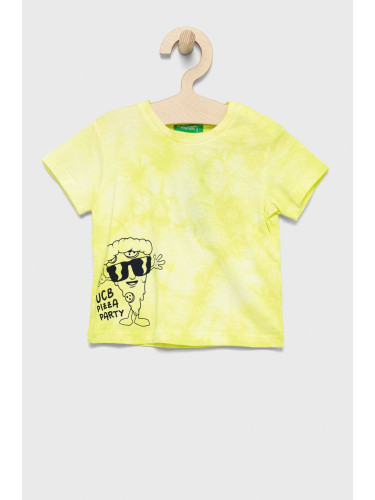Детска памучна тениска United Colors of Benetton в жълто с десен