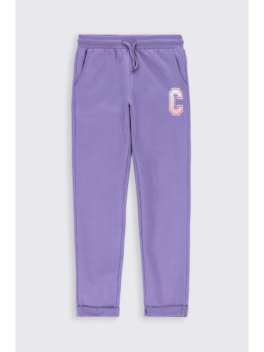 Детски спортен панталон Coccodrillo в лилаво с принт