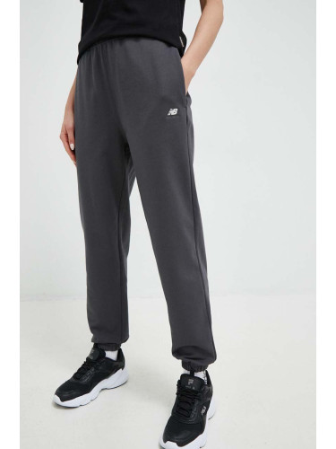 Памучен спортен панталон New Balance в сиво с изчистен дизайн