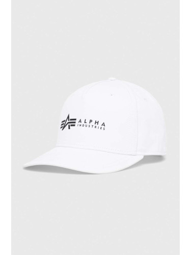 Памучна шапка Alpha Industries в бяло с принт