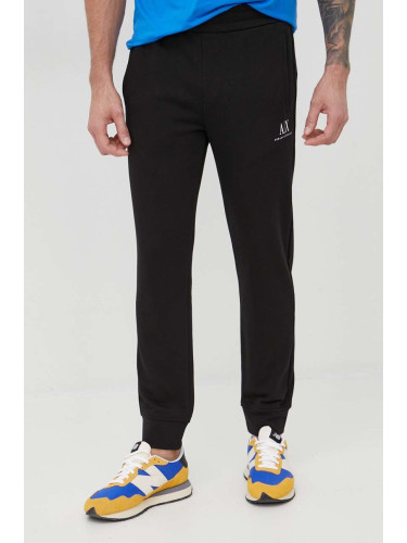 Памучен спортен панталон Armani Exchange в черно с принт