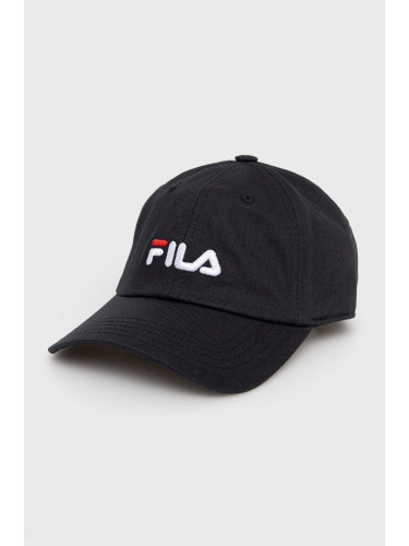 Памучна шапка Fila в черно с апликация