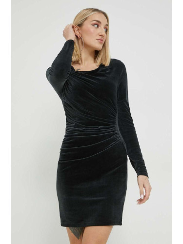 Рокля Abercrombie & Fitch в черно къс модел с кройка по тялото