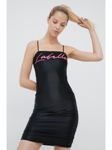 Рокля LaBellaMafia в черно къс модел с кройка по тялото