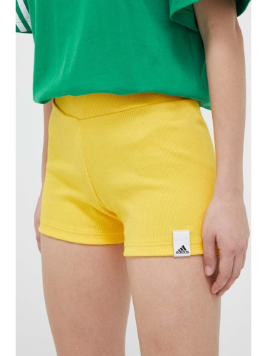 Къс панталон adidas в жълто с изчистен дизайн със стандартна талия