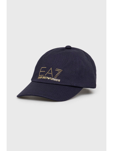 Памучна шапка EA7 Emporio Armani в тъмносиньо с апликация