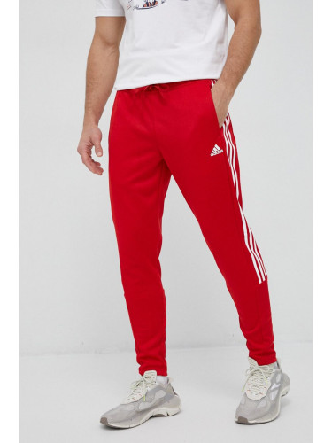 Спортен панталон adidas в червено с принт