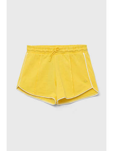 Детски памучен къс панталон United Colors of Benetton в жълто с изчистен дизайн