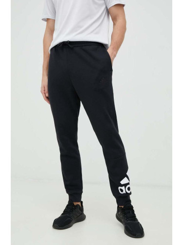 Спортен панталон adidas в черно с принт