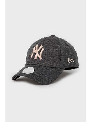 Памучна шапка New Era в сиво с апликация
