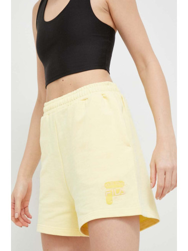 Памучен къс панталон Fila в жълто с апликация с висока талия