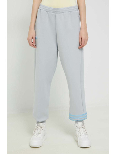 Спортен панталон adidas Originals в сиво с апликация