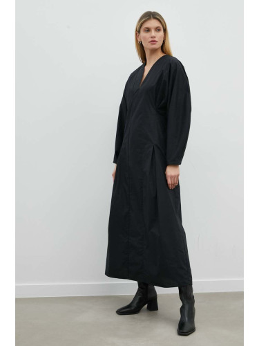 Памучна рокля By Malene Birger в черно дълъг модел разкроен модел
