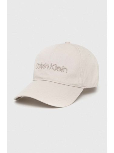 Памучна шапка с козирка Calvin Klein в сиво с апликация