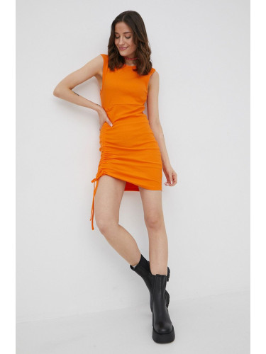 Рокля Noisy May в оранжево къс модел с кройка по тялото
